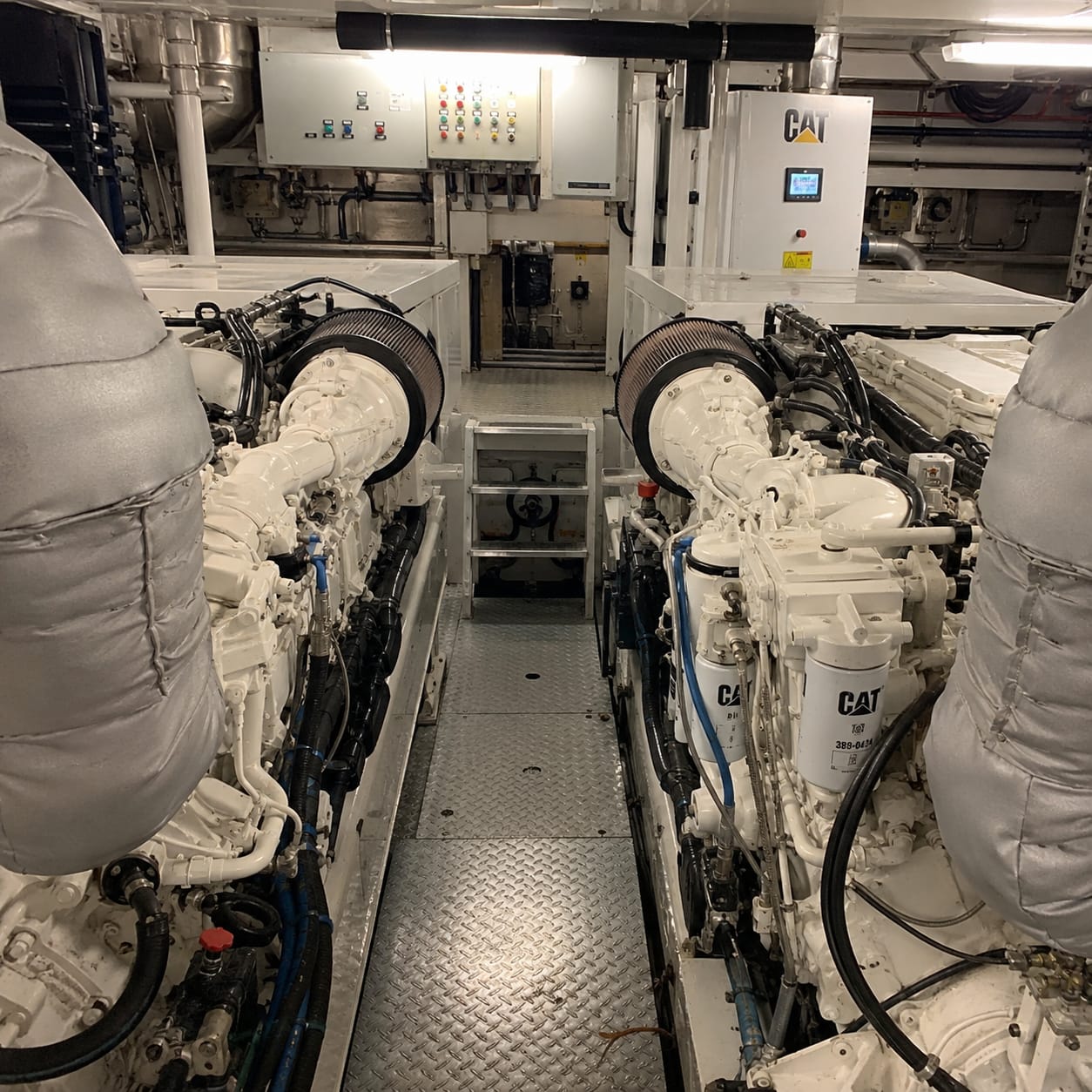 CAT marine motor odası servis alanı