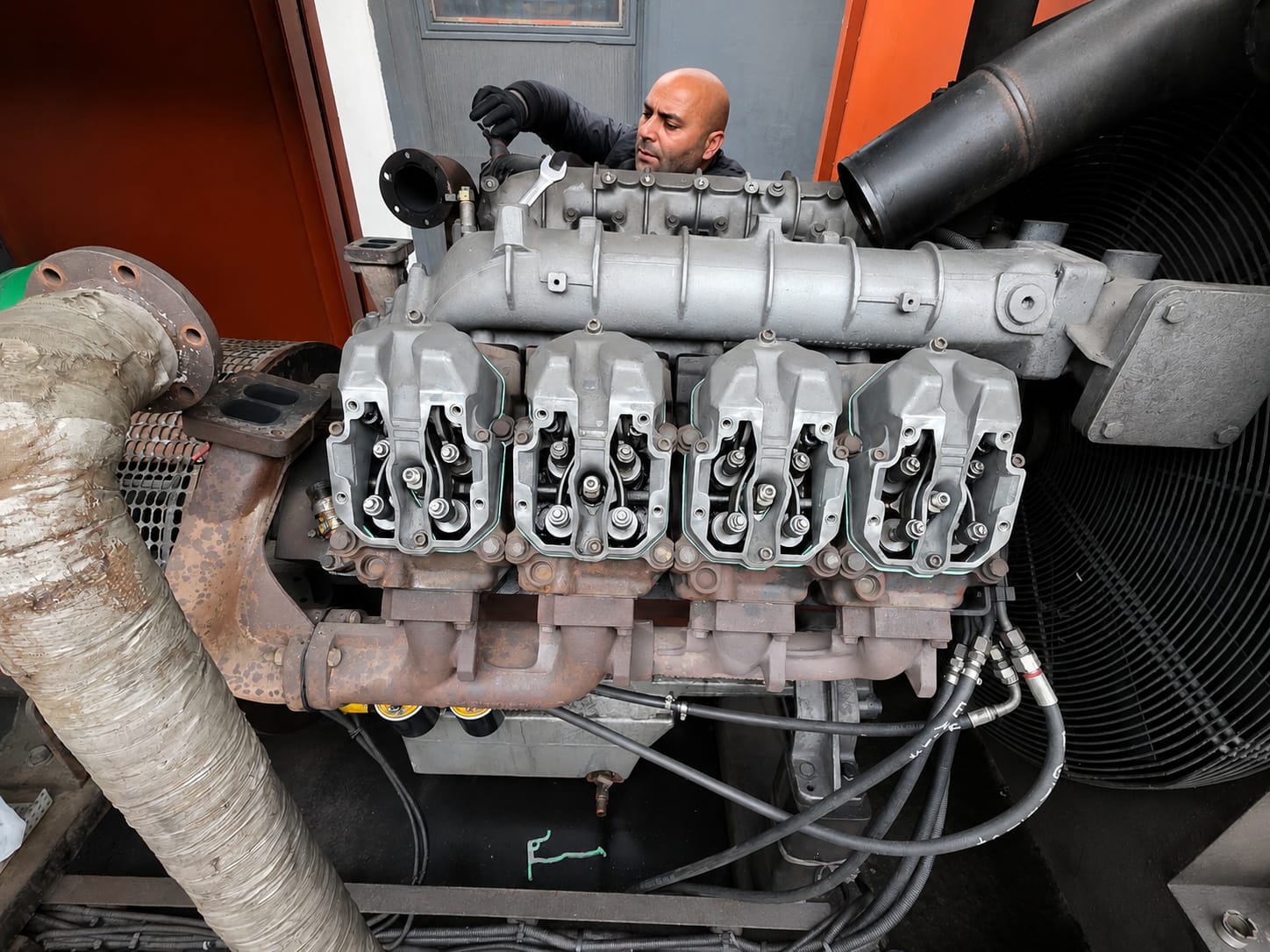 Dizel motor üst kapak ve supap mekanizması servis çalışması