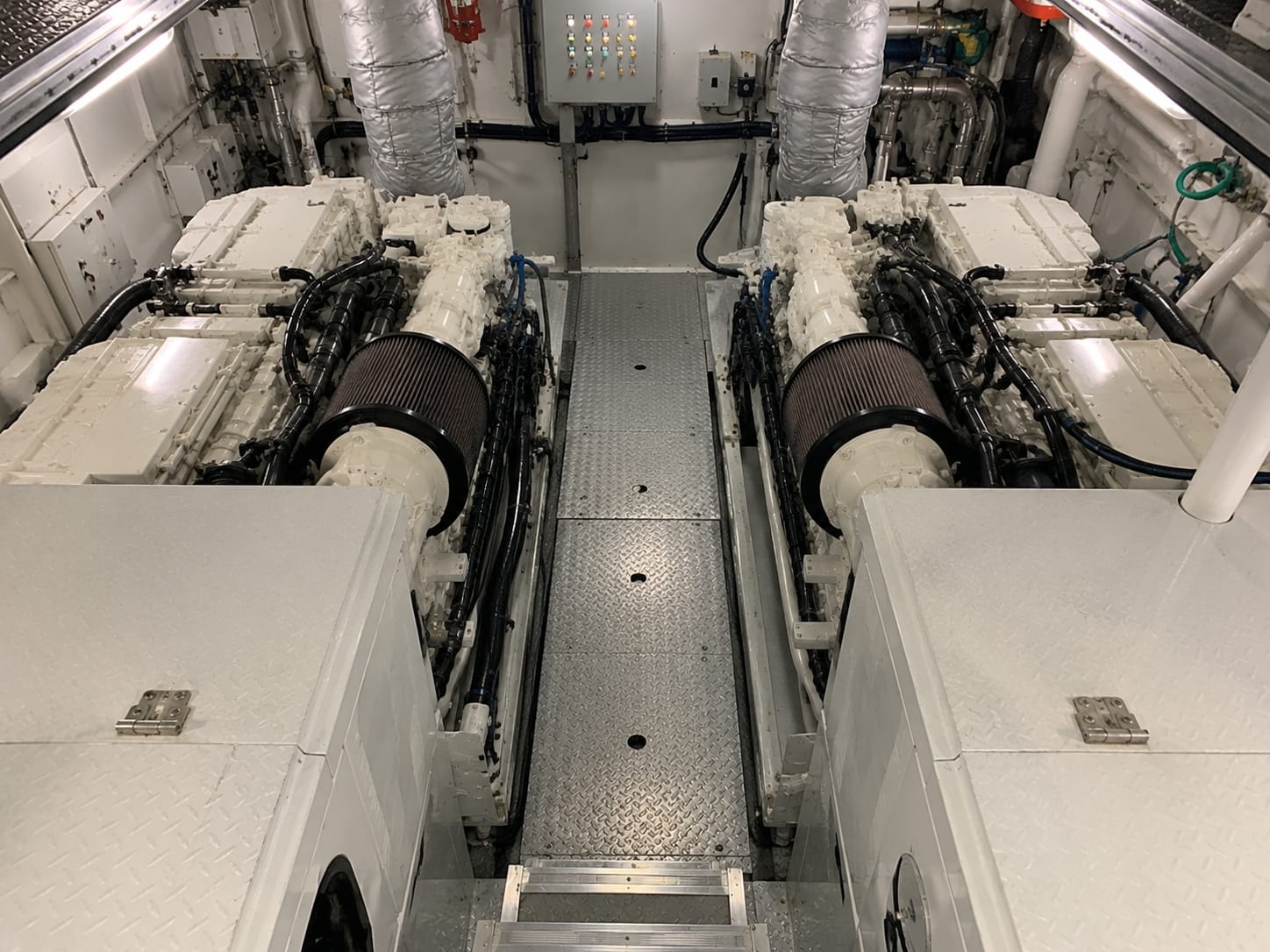 Çift marine motor odası genel görünümü
